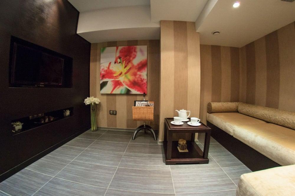 Donatello Boutique Hotel Alma-Ata Exteriör bild